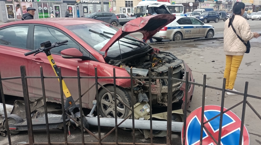 Возле остановки в Омске легковушка вылетела на полный людей тротуар Возле остановки в Омске легковушка вылетела на полный людей тротуар
