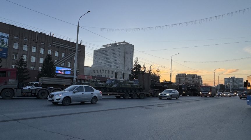 Общество В центр Омска стянули боевую технику