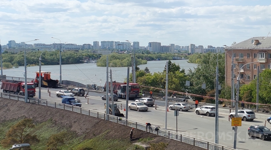 На Ленинградском мосту в Омске уложили последнюю полосу На Ленинградском мосту в Омске уложили последнюю полосу