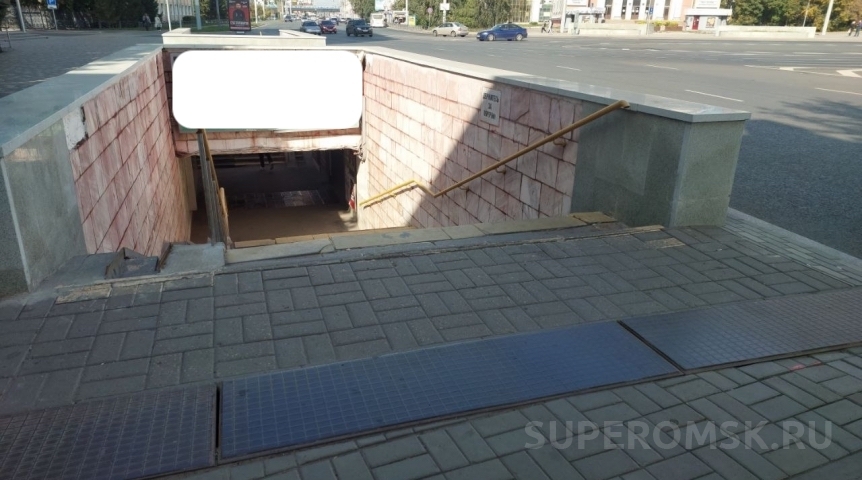 В Омске разбирают лестницу перехода у кинотеатра «Маяковский»