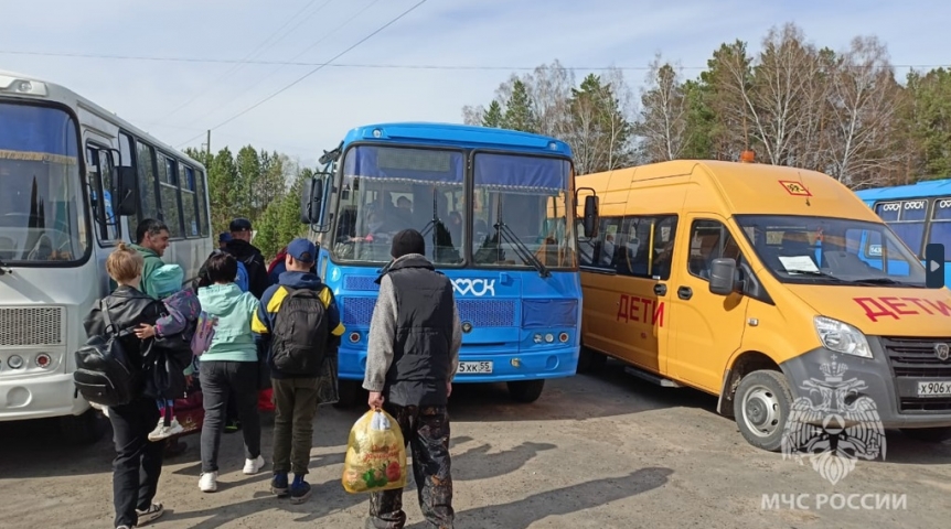 Общество Жителей из зоны паводка эвакуируют автобусами в Тару и Омск