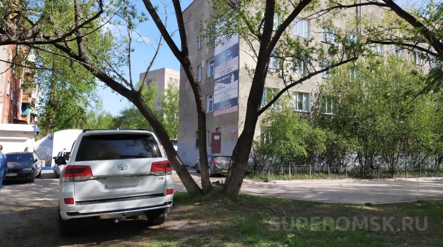 Автоновости Омичи получили более 30 миллионов рублей штрафа за парковку на газоне
