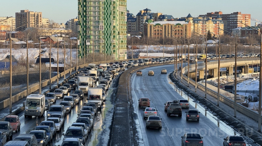Предпраздничная пробка на Ленинградском мосту в Омске достигла небывалого масштаба Предпраздничная пробка на Ленинградском мосту в Омске достигла небывалого масштаба
