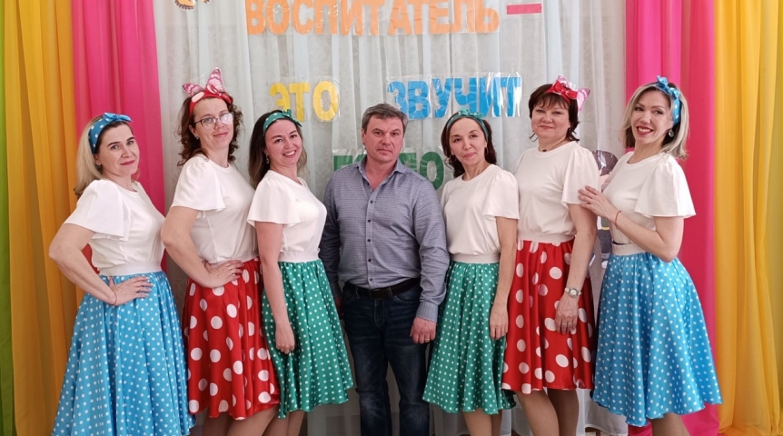 В Октябрьском округе прошел конкурс «Воспитатель – звучит гордо!» В Октябрьском округе прошел конкурс «Воспитатель – звучит гордо!»