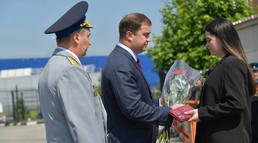 Общество Губернатор Хоценко вручил вдове героя СВО орден Мужества