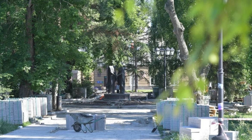 Общество Виталий Хоценко проинспектировал благоустройство Городского сада в центре Омска