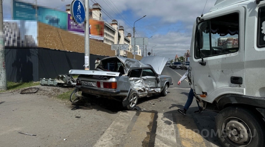 Появились кадры попавшей в ДТП служебной машины омской «Тепловой компании» Появились кадры попавшей в ДТП служебной машины омской «Тепловой компании»