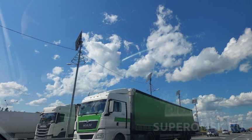 Омичи сообщили о пробке в несколько километров после аварии с большегрузами на трассе Омичи сообщили о пробке в несколько километров после аварии с большегрузами на трассе