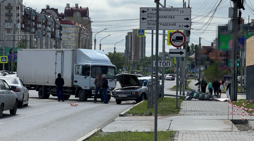 Происшествия в Омске В центре Омска в жесткое ДТП угодила машина с ААА