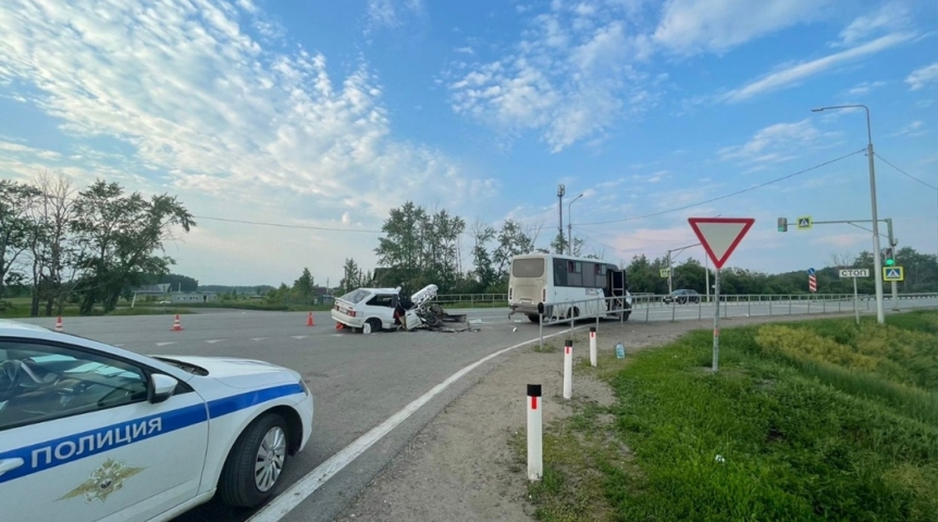 Происшествия в Омске Под Омском легковушка протаранила стоящую маршрутку с пассажирами