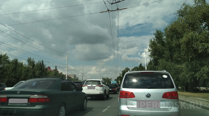 В Омске перед бесплатным выступлением звезд скопилась огромная пробка на Красном Пути