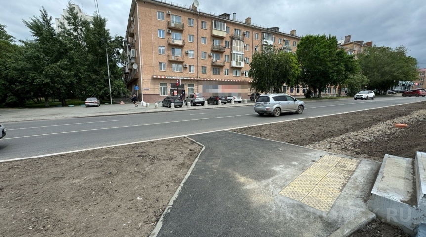 На подъеме к Ленинградскому мосту приготовили место под зебру На подъеме к Ленинградскому мосту приготовили место под зебру