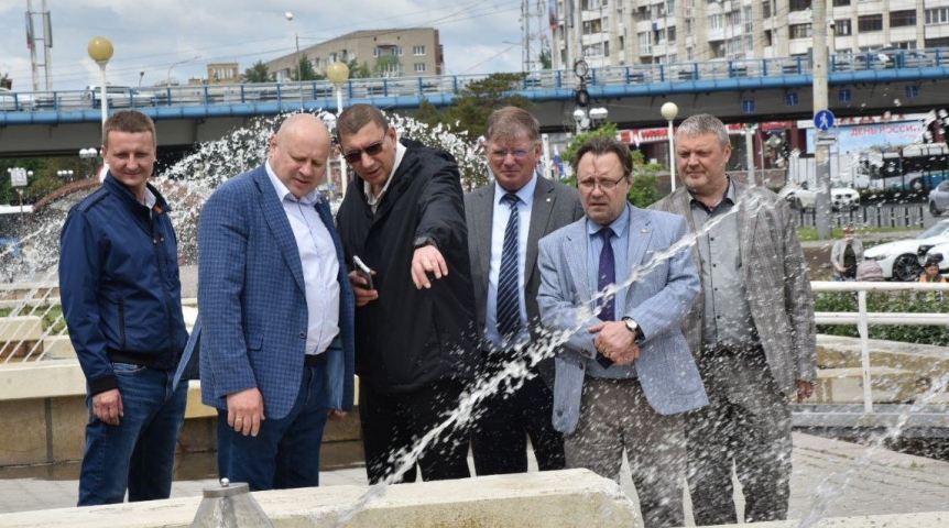 Город В Омске заработал фонтан у библиотеки Пушкина