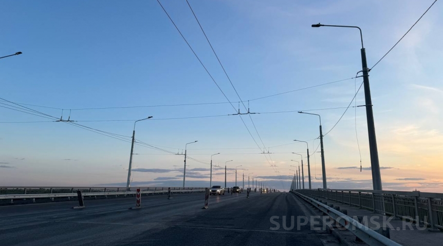 На Ленинградском мосту в Омске к 1 июня провели троллейбусные линии и нанесли разметку На Ленинградском мосту в Омске к 1 июня провели троллейбусные линии и нанесли разметку