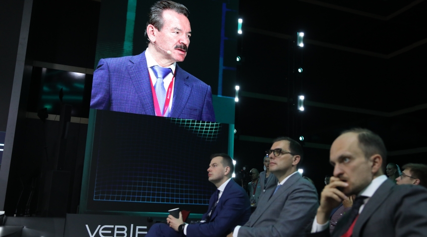 Бизнес-новости ПМЭФ 2024: Председатель Совета директоров ГК «Титан» Михаил Сутягинский выступил на панельной сессии по вопросам создания в России технологической базы и инфраструктуры