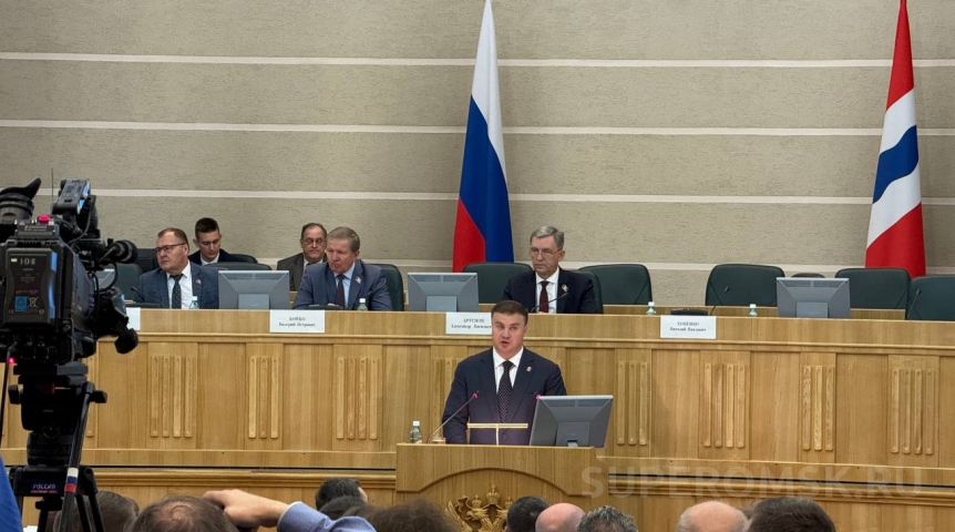 Губернатор Виталий Хоценко выступает с отчетом о деятельности облправительства в 2023 году Губернатор Виталий Хоценко выступает с отчетом о деятельности облправительства в 2023 году