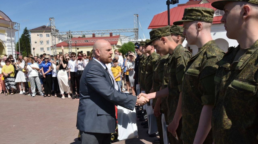 Сергей Шелест передал напутствие омским призывникам Президентского полка