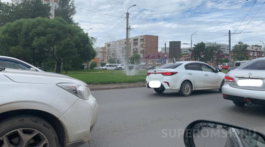 Происшествия в Омске Около омского парка произошел мощный порыв трубы