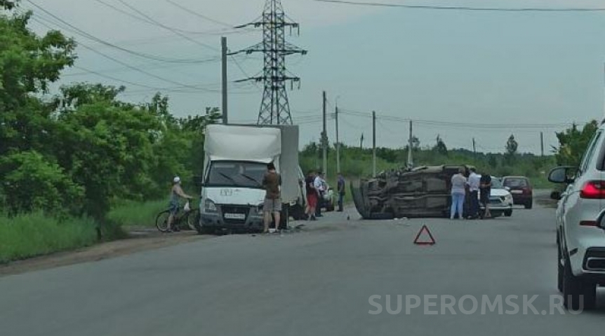 У Окружной дороги Омска машина от удара завалилась на бок
