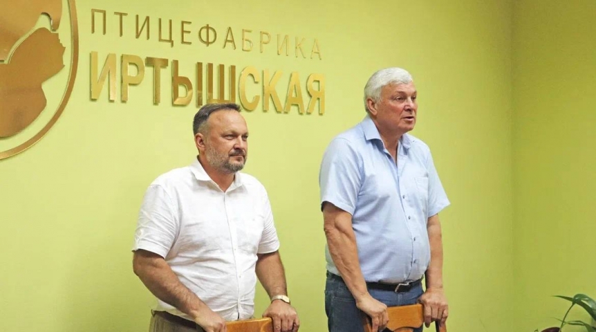 Глава Омского района Геннадий Долматов наградил сотрудников Иртышской птицефабрики Глава Омского района Геннадий Долматов наградил сотрудников Иртышской птицефабрики