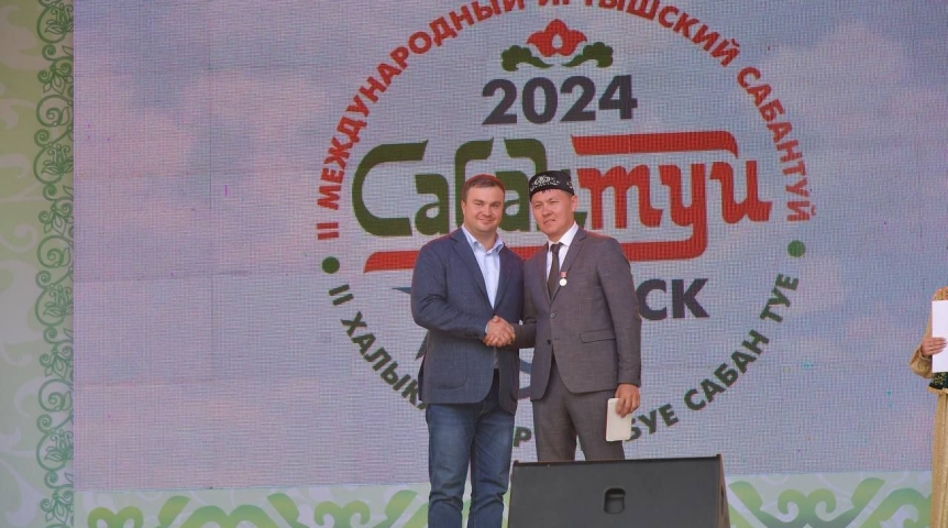 Общество На Сабантуе в Омске Хоценко вручил Миниханову медаль «Дружба народов»