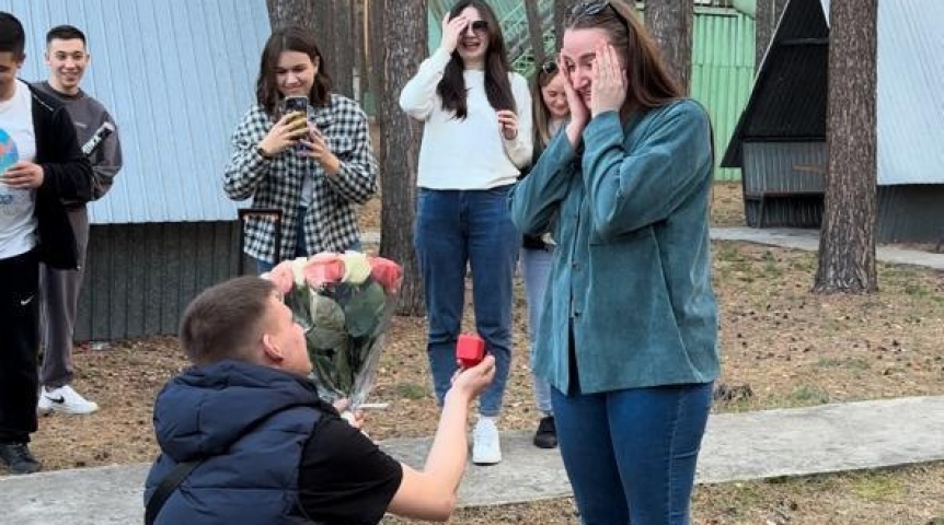 Общество Следователь омской полиции расплакалась, получив предложение руки и сердца на глазах коллег