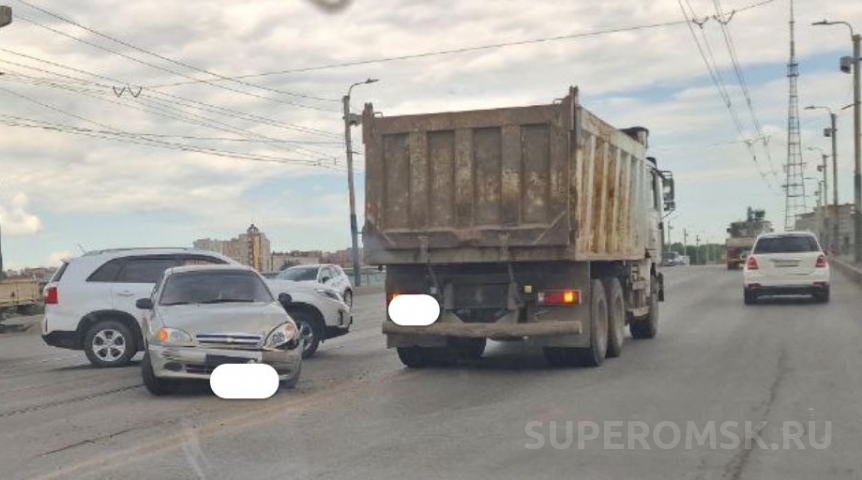 На Левобережье Омска после аварии на мосту скопилась огромная пробка На Левобережье Омска после аварии на мосту скопилась огромная пробка