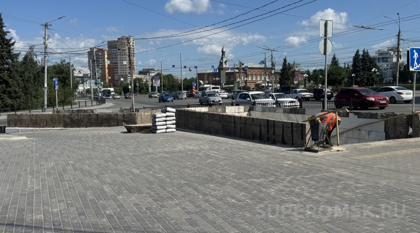 Общество В Омске начали разбирать подземный переход у музыкального театра