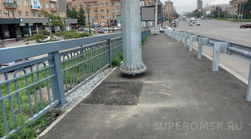 Общество Ленинградский мост в Омске после капремонта снова ремонтируют