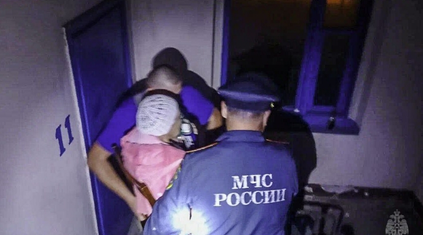 В Омске спасатели спустили бабушку с 12 этажа на стуле В Омске спасатели спустили бабушку с 12 этажа на стуле