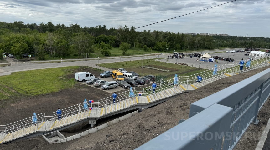 Город Омского подрядчика «поймали» на сверхтяжелой технике для развязки у Ленинградского моста