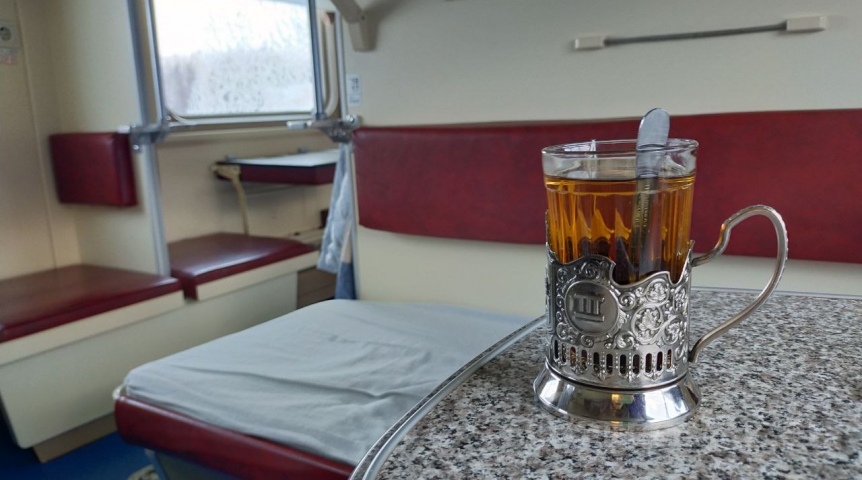 Омичка пыталась на ходу залезть в поезд Москва – Адлер Омичка пыталась на ходу залезть в поезд Москва – Адлер