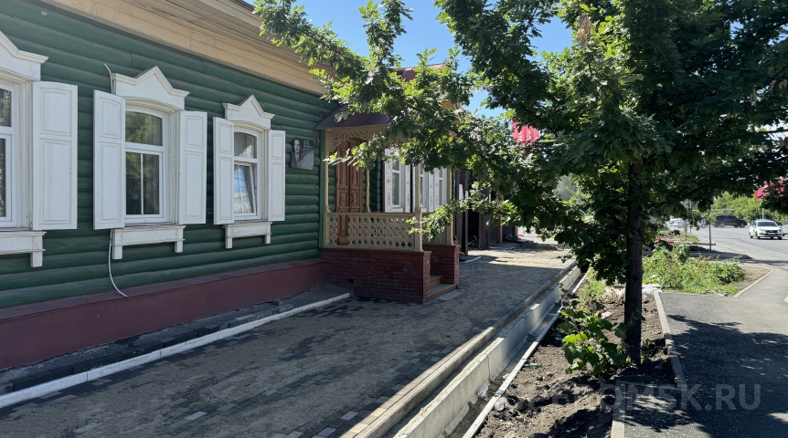 В Омске вандалы сломали резные перила 100-летнего дома на Гусарова В Омске вандалы сломали резные перила 100-летнего дома на Гусарова