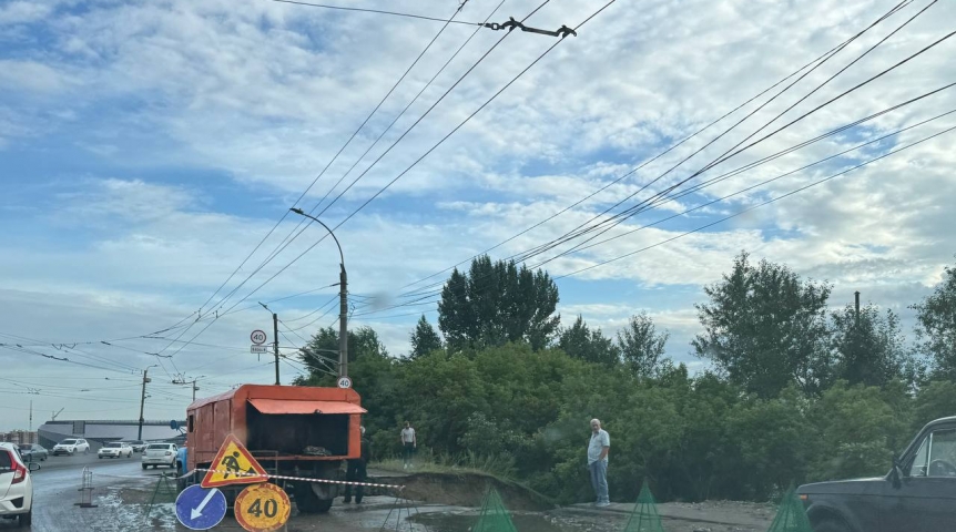 Провал у моста в Омске засыпали