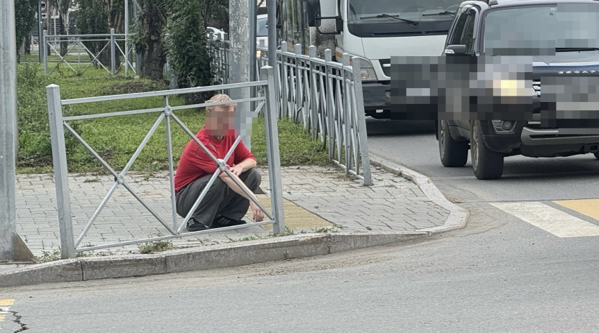 Город В Омске установят 1,4 километра придорожного забора у 16 объектов