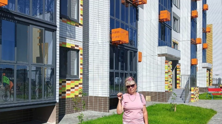 Новости недвижимости В Омске дольщице проблемного дома на Герцена выдали ключи от новой квартиры