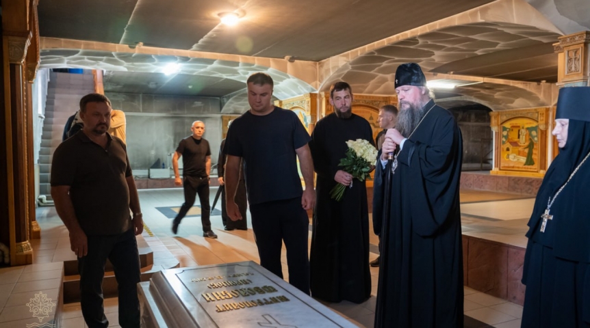 Общество Виталий Хоценко побывал у гробницы митрополита Феодосия в Ачаирском монастыре Омской области