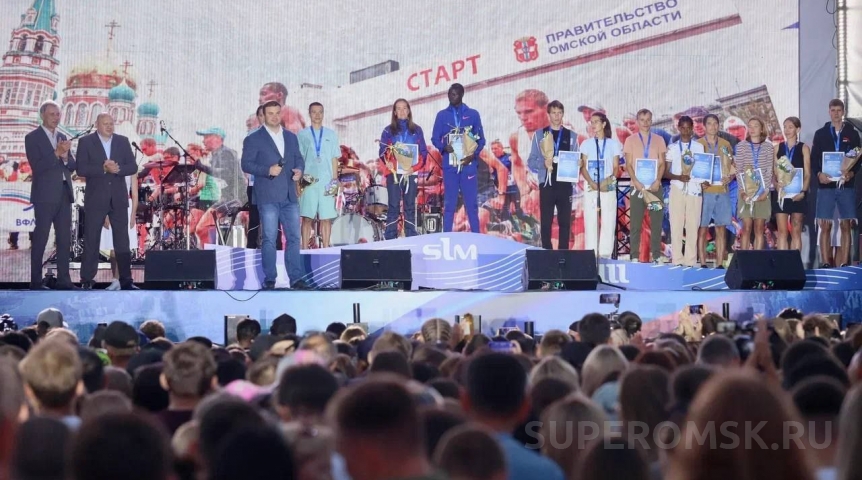 Общество Губернатор Омской области Хоценко вручил главные награды XXXV Сибирского международного марафона