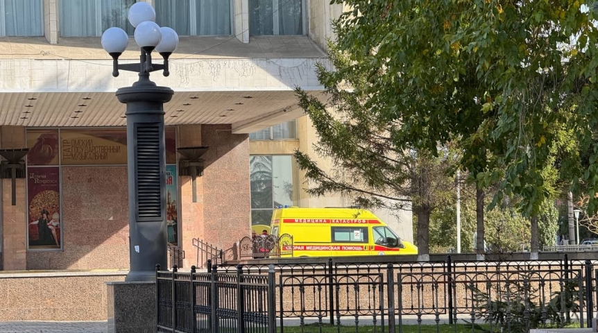 Происшествия в Омске У музыкального театра в Омске заметили скорую медицины катастроф