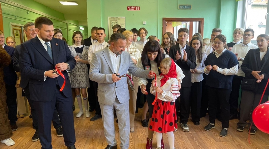 Власть Геннадий Долматов поучаствовал в открытии центра «Точка роста» в Дружинской школе Омского района
