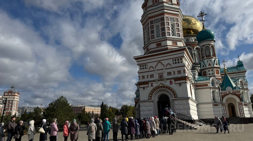 В Омске выстроилась огромная очередь к привезенной на три дня чудотворной святыне В Омске выстроилась огромная очередь к привезенной на три дня чудотворной святыне