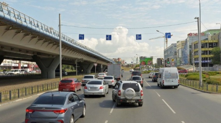 Автоновости У метромоста в Омске по просьбам жителей возвращают старую схему движения