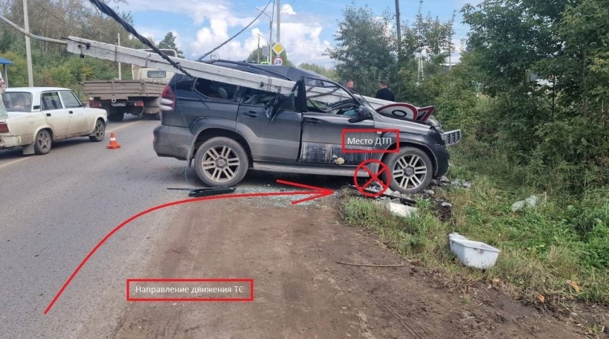 Происшествия в Омске Опубликованы кадры раздавленного столбом «Ленд Крузера» после ДТП с пострадавшими в Омске