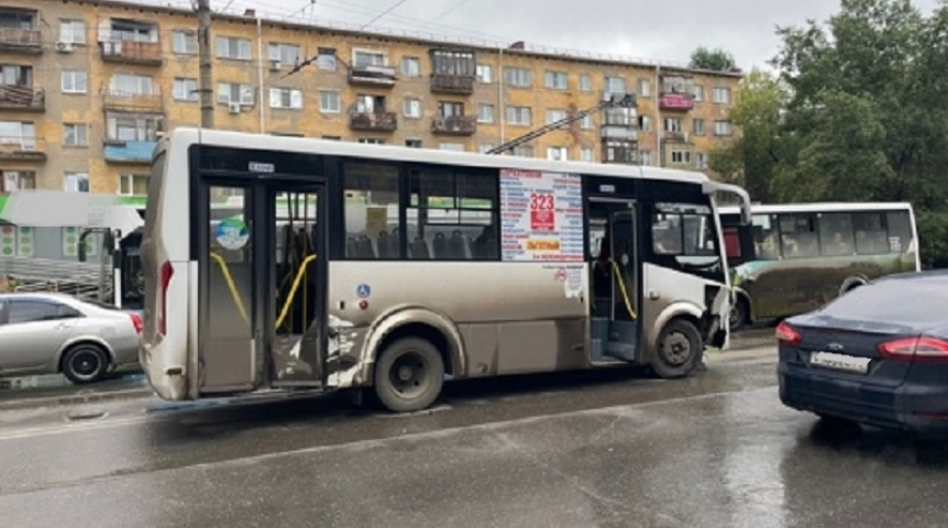 Происшествия в Омске Появились подробности жесткой аварии маршрутки с легковушкой в Омске