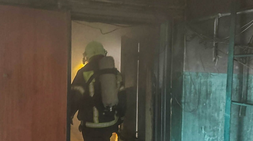 В Омске спасли из пожара мать и двух детей В Омске спасли из пожара мать и двух детей