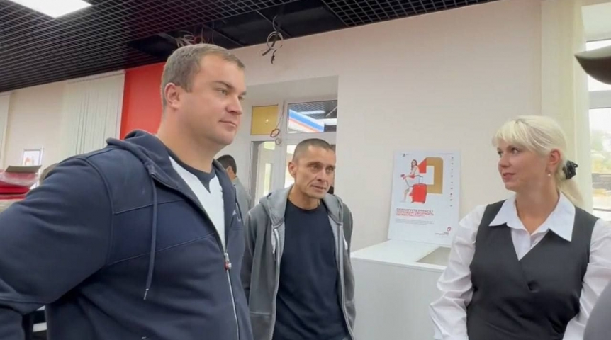 Власть Омский губернатор Хоценко находится с рабочей поездкой в подшефном региону Стаханове