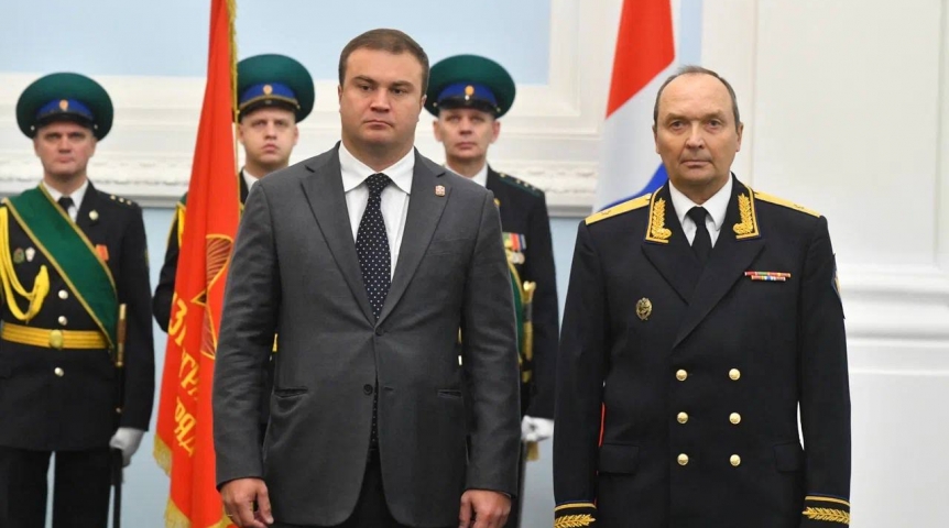 Власть Виталий Хоценко передал орден Мужества семье погибшего героя СВО из Омской области