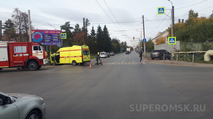 Происшествия в Омске На перекрестке в Омске жестко расхлестались машина скорой и внедорожник