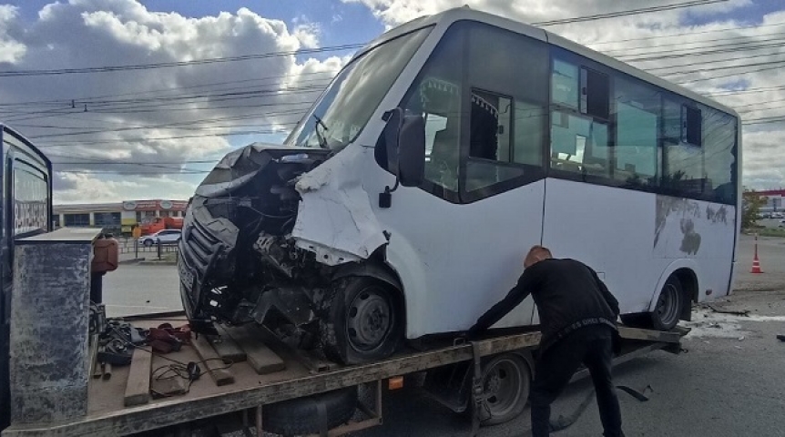 Количество пострадавших в ДТП с омской маршруткой увеличилось до 12 человек Количество пострадавших в ДТП с омской маршруткой увеличилось до 12 человек
