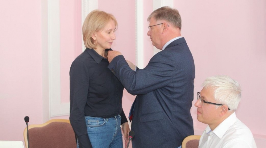 Общество Депутату Омского горсовета Инне Гомолко вручили медаль «За содействие СВО»